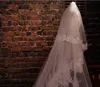 2018 Top Fashion Cathedral Längd Wedding Veil Promotion med kam Tvåskikt Veil Vackra Lace Appliques Brudslöjor