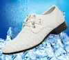夏の最新のメンズドレスシューズメンズブラック/ホワイト通気性のある中空の革の靴のための革の靴カジュアルレザーサンダルNLX329