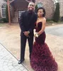 2016 Burgundy Mermaid Prom Klänningar Nya Afrikanska Velvet Kvällar Sexiga Sweetheart Backless Sheath Ruffles Tiered Organz Celebrity Dresses