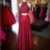 Bourgogne 2 Piece Prom Klänningar Lång Billiga 2019 Anpassade kristaller High Neck Backless Lår-High Slits Satin En linje Formell Kappor Kvällsklädsel