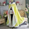 Jackor Ny Warm Bridal Cape Wraps Custom Made Winter Wedding Cloak Cape Huva med pälstrim Långa brudomslag Vinterjacka för BRI