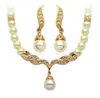 Set di gioielli con collana e orecchini da sposa con perle color crema e cristalli di diamanti placcati in oro