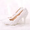 Comode scarpe da sposa in pizzo bianco con tacco piatto e perle bianche Scarpe eleganti da cerimonia nuziale per bouquet 2019 Ultime belle scarpe da donna