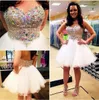 Charmig Rhinestone Homecoming Dresses 8th Grade Short Prom Dress Crystal Beads Cocktail Klänningar Sweetheart White Organza Mini Party Gowns