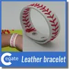 Bracciale sportivo in pelle da baseball o softball con cuciture rosse e bracciale sportivo con chiusura a scatto