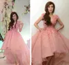 ピンクの高プロムドレスショートフロントロングバックチュールフラワーズvネックアラビアの有名人レッドカーペットパーティーイブニングドレス