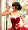 2016 Red Rinestonesビーズ・ウエディングドレス恋人RufflesボールガウンQuinceaneraドレスバックレースアップイブニングドレスフォーマルウェア