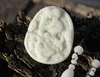 Jade blanc sculpté à la main Le pendentif collier Talisman du monde du dragon (ovale)