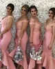 Nieuwe mode roze hoge lage zeemeermin bruidsmeisje jurken 2017 kant off shoulder satijnen schede meid van eer jurken plus size bruiloft gasten jurken