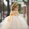 結婚式のシャンパンビーズのページェントのドレス女の子の手作りの花拝領のガレスのための7歳のボールガウンチュールの花の女の子のドレス