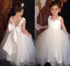 Abiti da ragazza di fiore adorabili con scollo a V economici per matrimoni Abiti da damigella d'onore junior con lunghezza del pavimento in tulle bianco senza schienale