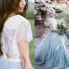 Splendido abito da sposa country colorato 2019 Abiti da sposa bianchi e blu pallido Collo gioiello trasparente Maniche corte In pizzo Le spose indossano il treno