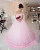 Gorgeous Pink Ball Gown Bröllopsklänningar Av Skulder Med Handgjorda Blommor Sweep Train Bridal Gowns Tulle Puffy Wedding Vestidos Skräddarsy