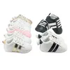 Ny baby spädbarn anti-slip pu läder första walker mjuk soled nyfödda 0-1 år sneakers märkt baby skor 10pairer / mycket