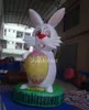 Aufblasbarer Hase mit buntem Ei und LED-Lichtern für die Osterdekoration