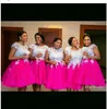 Нигерийские белые и Fushia кружевные аппликации платья подружки невесты платья шапки рукавная длина колена пухлая горничная почва платья плюс размер свадебные гостевые платья