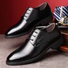 Nuovo 2017 Business Dress Uomo Scarpe formali Matrimonio Punta a punta Moda Scarpe in vera pelle Appartamenti Scarpe Oxford per uomo