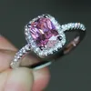패션 925 스털링 실버 스퀘어 핑크 시뮬레이션 다이아몬드 지르콘 반지 약혼 웨딩 밴드 쥬얼리 여성을위한 설정