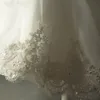 Wunderschönes Kommunionkleid für Mädchen mit kurzer Vorderseite und langem Rücken, High-Low-Blumenmädchenkleid für Hochzeiten, Neckholder, Spitzenapplikationen, handgefertigt