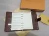Hoge kwaliteit Beroemde gloednieuwe notebook zakelijke boekomslagagenda met doos. papier, kaarthouder