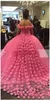 Incroyable de robes de mariée robe de bal d'épaule rose vif fleurs faites à la main appliques tulle robes de mariée gonflées robes de mariée arabes saoudiennes