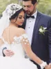 Ilusión Joya Cuello Manga larga Vestido de fiesta Vestido de novia con flores Tul Con cuentas blancas Tren de barrido Diseñador árabe Vestidos de boda