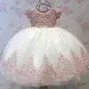 Wunderschönes Spitzen-Ballkleid für Blumenmädchenkleider für Hochzeiten, 3D-Applikationen, Festzug-Kleid für kleine Mädchen, kurze Ärmel, Perlen, Erstkommunion-Kleider