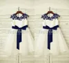 Weiße Prinzessin Marineblaue Spitzenapplikationen Blumenmädchenkleider für die Hochzeit 2016 A-Linie Kinderpartykleider mit Bandschärpe bodenlang