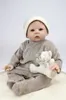 Realistyczne 22-calowe tkaniny Doll Body Miękkie Silikonowe Kończyny Kolekcja Reborn Baby Can Kłama I Siedząc Zabawki Noszenie Nakrycia głowy
