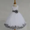 Klassisk populär blomma tjejer klänningar för bröllop liten flicka härlig vit elfenben tulle klänning med grå blå röd fuchsia lila applikationer