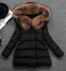 Vinter Nya Kvinnors Stora Naturliga Raccoon Fur Hooded Vit Duck Down Medium Long Parka Coat Casacos Black Red 2 Colors SMLXL