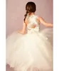 2016 Romantyczna suknia kulowa Kwiat Girl Dresses Pleys Tulle Z Kwiatowymi Koronkami Fancy Girls Dresses Ivory na przyjęcie urodzinowe