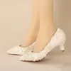 Pérola branca Beading Bridal Sapatos Novo Designer Linda Party Party Sapatos pontiagudos dedo branco saltos brancos para a noiva de sapatos de baile