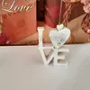 Livraison Gratuite 20 PCS Coeur-AMOUR Place Titulaire De La Carte Faveurs AMOUR Titulaire De La Carte Table Réglage Faveurs De Mariage Partie Décoration Cadeaux