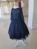 Robes Navy Bleu à manches longues Longs Flower Girls Robes Boat Neck Lace Tulle Floor Longueur Backless Girls Pageant Robes Children Party Robe