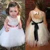 Robes de fille de fleur en dentelle pas cher pour mariage 2019 robes de communion en tulle doux robe blanche pour enfants avec ceinture