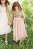 Sparkly Blush Rose Paillettes Robe De Fille De Fleur Une Ligne Bijou Cou Sans Manches Fleurs À La Main Tulle Fille Tenue De Soirée Pour La Fête De Mariage Pas Cher