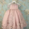 Różowy Księżniczka Little Girls Party Dresses 2016 Koronki Aplikacje Koraliki Z Krótkim Rękawami Kwiat Girl Dresses Kids Pagewanty Suknie Custom Made