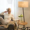 Modern Lynn Golvlampa Med Solid Oak Trä Runda Table Nordic Fabric Shade Soffa Sida Bedside Floor Light Foyer Sitting Room Design Lamp