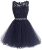 Bedövning Kort Prom Klänning Svart Ljus Blå Vintage Lace Appliques Sheer Bateau Halsband Öppna Back Sweet 16 Formella Party Gowns Crystals Sash