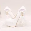 Scarpe da sposa in pizzo bianco con plateau Scarpe da donna bellissime con applicazioni Tassel Design splendido Scarpe da ballo per feste da sposa