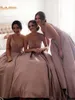 2017 Dusty Pink V-Neck Blingbling Bridesmaid Dresses Arabic Style Billiga A-Line Modest Beaded Crystals Backless Classical Prom Party Gowns