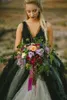 Vintage schwarz-weiß Hochzeitskleid Gothic tiefem V-Ausschnitt ärmellose Spitze Top Tüll Rock Strand Brautkleider rückenfreie Bräute tragen