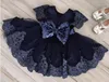 Marineblaue Spitzen-Ballkleid-Blumenmädchenkleider für die Hochzeit, knielange Pailletten-Kommunionkleider mit Ärmeln und großer Schleife am Rücken