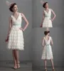 Kurze weiße Brautkleider im Retro-Vintage-Stil mit Spitze. Anmutige, knielange Brautkleider in A-Linie mit V-Ausschnitt für den Empfang