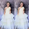 Ivory Flora One Shoulder Girls Pageant Towns Lace and Organza Tiered Flower Meisje Jurken voor Bruiloft Kinderen Prom Party Dress Custom Made