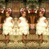 Marfil Lindos vestidos de niña de las flores para la boda 2016 Equipo de manga corta Cinta rosa Sash Ruffles Niñas Vestidos de desfile Vestidos de fiesta de cumpleaños