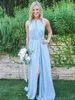 Charming Light Sky Blue Boho Bruidsmeisjes Jurken Geplooid Chiffon Split Front Bruiloft Gastjurken Lange Boheemse Strand Bruidsmeisjes Jurken