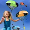 Nieuwe hand gooien kinderen mini spelen parachute speelgoed soldaat buiten sport kinderen educatief speelgoed speelgoed speelgoed snoepkleur