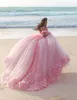 화려한 공주 공 가운 웨딩 드레스 드림 드레스 신부 가운 어깨에서 3D 수제 꽃 럭셔리 핑크 Quinceanera 가운